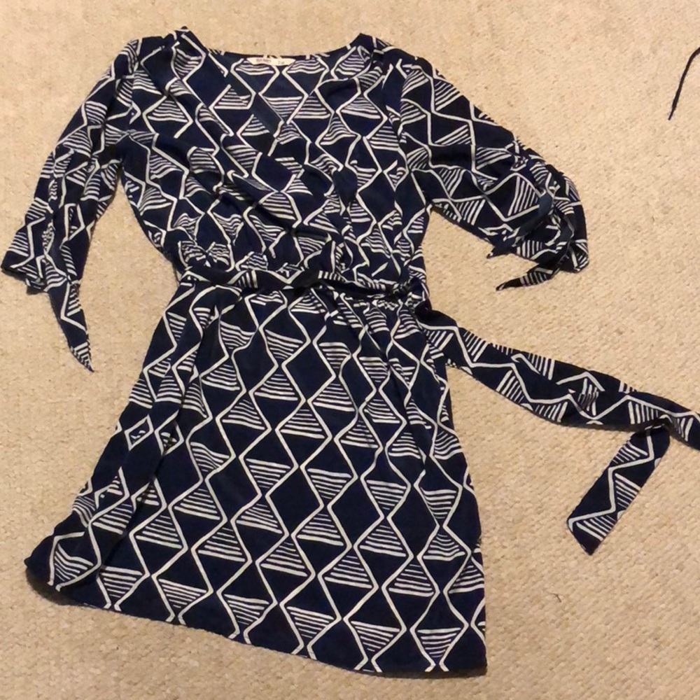 Old Navy blue and white wrap dress tie sleeves